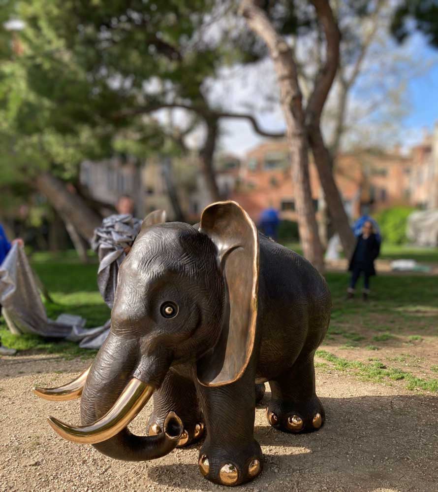 Für die Dauer der Kunst-Biennale 2024 vom 20. April 2024 bis 24. November 2024, wird der „Große Elefant“ in den Gärten Giardini della Marinaressa neben dem Biennale-Gelände zu besichtigen sein (c) Guni Kumpf