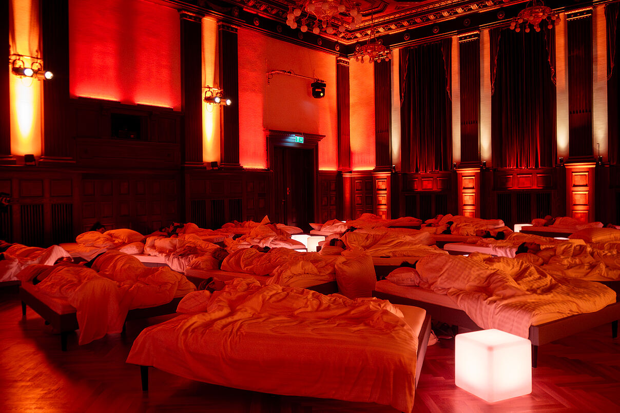 Schlafkonzert anlässlich des internationalen Tag des Schlafes 2024 im Meistersaal der Hansa Studios in Berlin. 