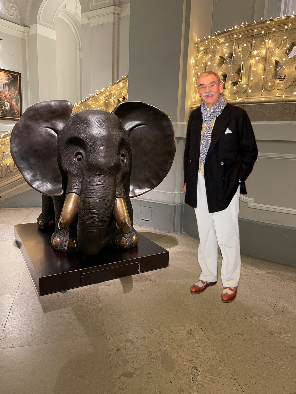Der Künstler Gottfried Kumpf mit der von ihm geschaffenen Bronze-Skulptur Elefant (c) Guni Kumpf