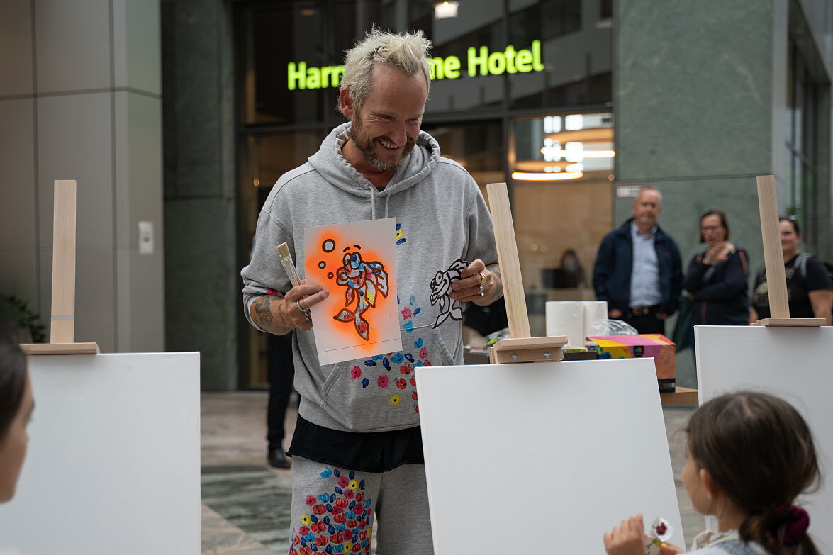 Künstler Franz Josef Baur gestaltete mit SOS-Kinderdorf Kindern ein Kunstwerk, das bis zum Jahresende in der Hotel-Lobby von harrys home in Wien ausgestellt sowie als Abdruck in den Familien- und Kinderspielbereichen aller Hotels zu sehen sein wird