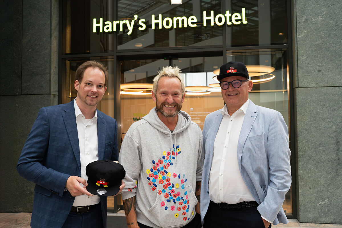 Malaktion bei harrys home v.l. Millennium City Center Manager Matthias Franta, Künstler Franz Josef Baur und harrys home Gründer Harald Ultsch