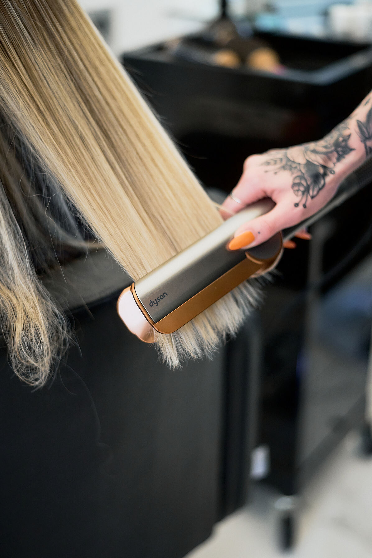 glattes Haar mit Mittelscheitel  _ Dyson Summer Styles mit Starfriseur Dieter Ferschinger