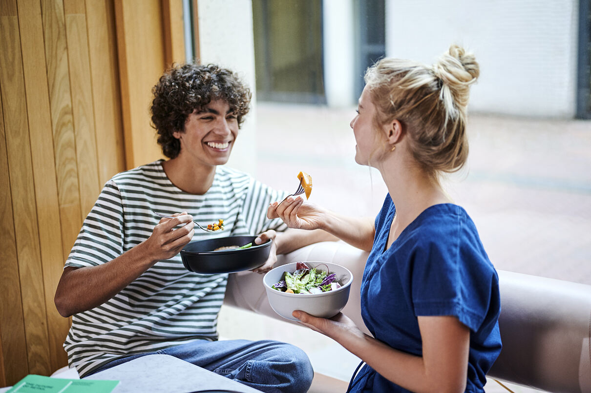 Am Samstag, 21. September 2024 ab 11:30 Uhr geht jede gekaufte Bowl* bei Honu Tiki Bowls auf der Mariahilfer Straße 58 in 1070 Wien in einer stylishen, gratis Mepal Cirqula Schüssel über die Theke.