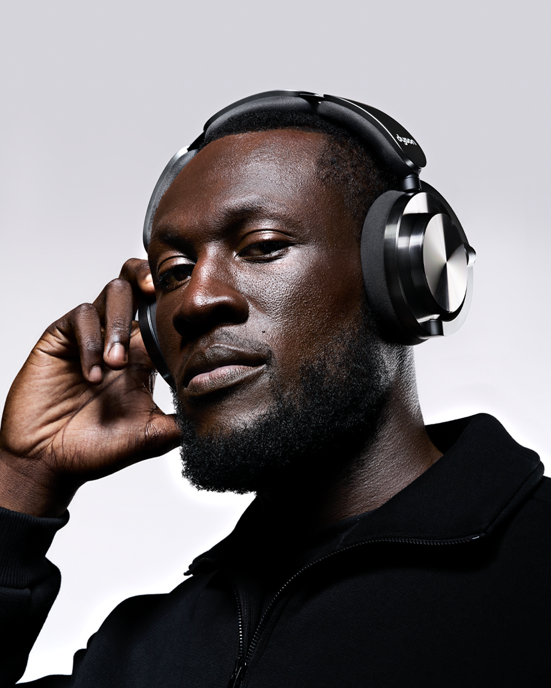 Stormzy mit den Dyson OnTrac™ Kopfhörern in seiner Lieblingkombination